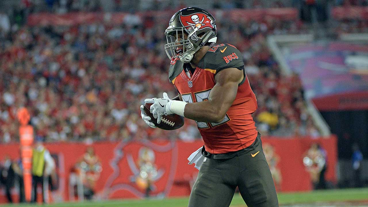 Buccaneers place Howard, 4 others on injured reserve