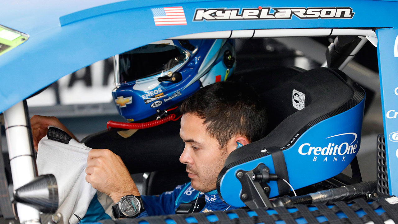 Kyle Larson wins 1st night at Chili Bowl to advance to main event