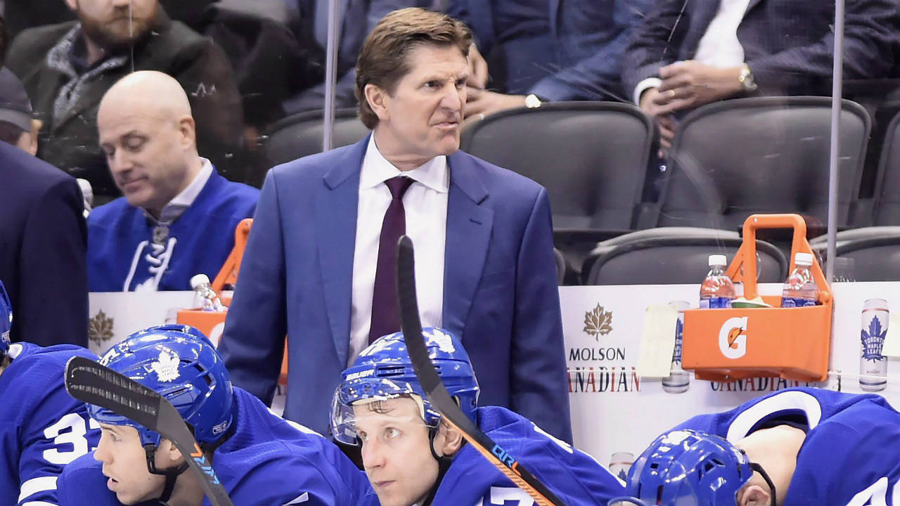 Toronto-Maple-Leafs-head-coach-Mike-Babcock-yells-from-the-bench-during-the-final-seconds-of-third-period-NHL-hockey-action-against-the-Colorado-Avalanche-in-Toronto-on-Monday,-January-22,-2018.-(Nathan-Denette/CP)