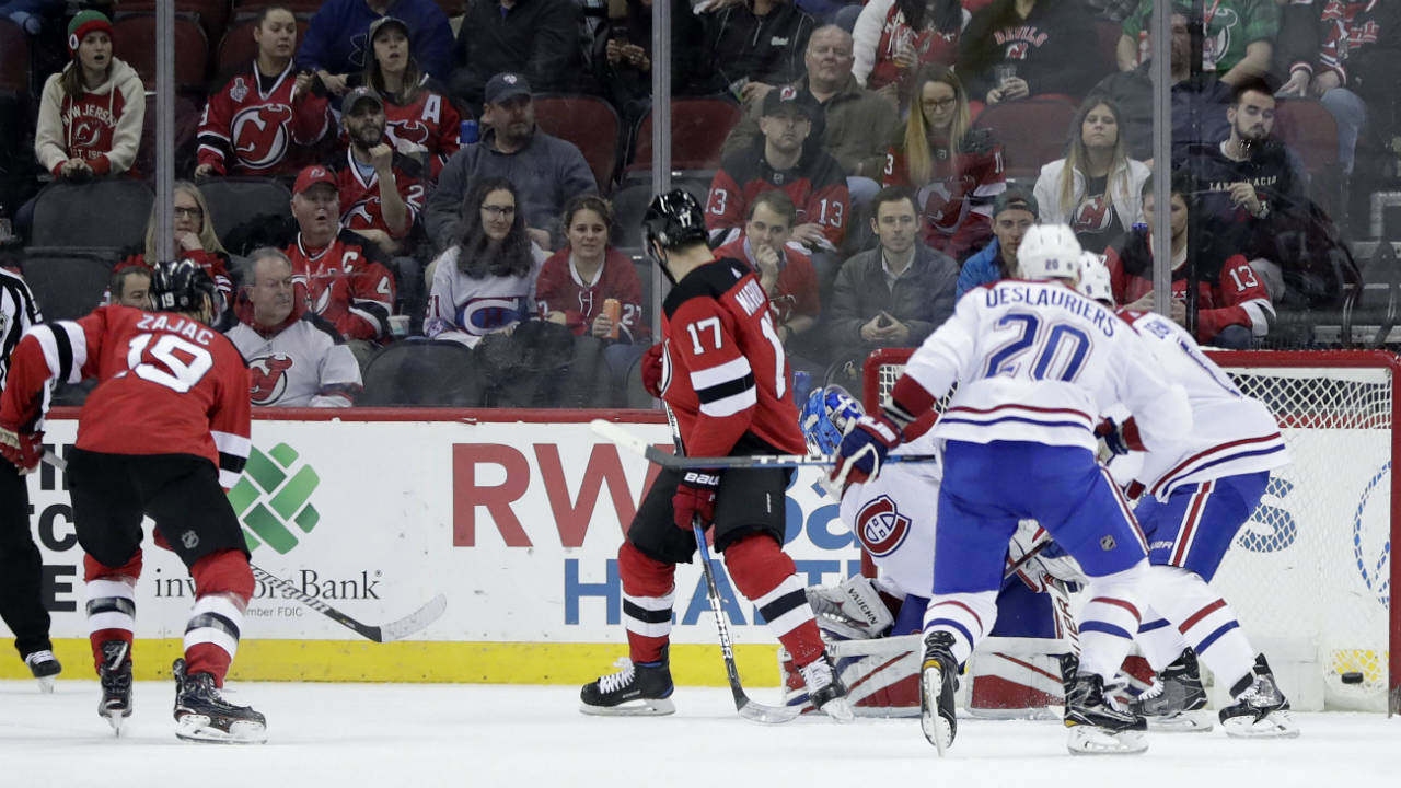 Hall extends scoring streak to 26, Devils beat Canadiens