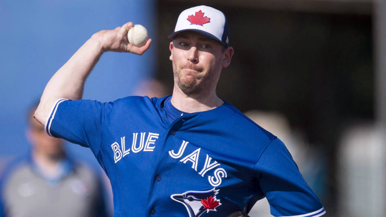 Toronto-Blue-Jays-pitcher-John-Axford-pitches-at-Spring-Training-in-Dunedin,-Fla.-on-Thursday,-February-15,-2018.-(Frank-Gunn/CP)