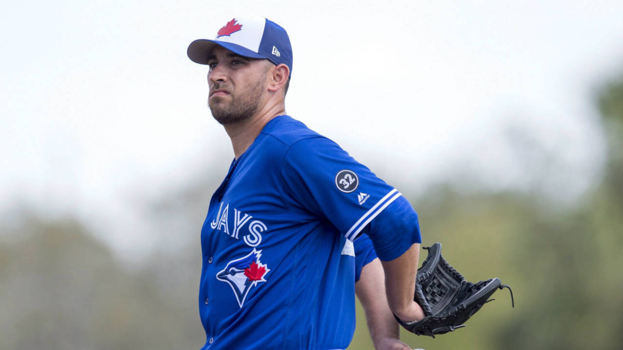 Toronto-Blue-Jays-starting-pitcher-Marco-Estrada-stretches-on-the-mound-in-between-pitches-to-the-New-York-Yankees-during-first-inning-exhibition-baseball-action-in-Dunedin,-Fla.-on-Tuesday,-Feb.-27,-2018.-(Frank-Gunn/CP)