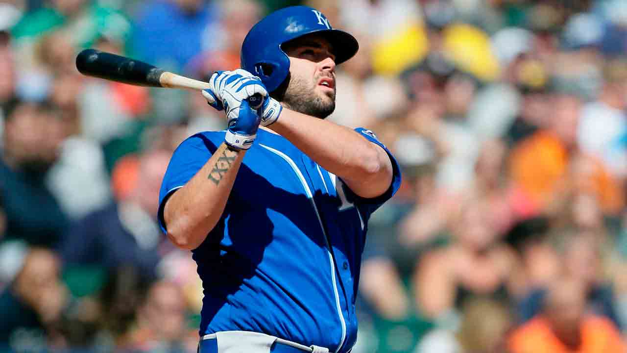 Moustakas helps Royals top Tigers, win series