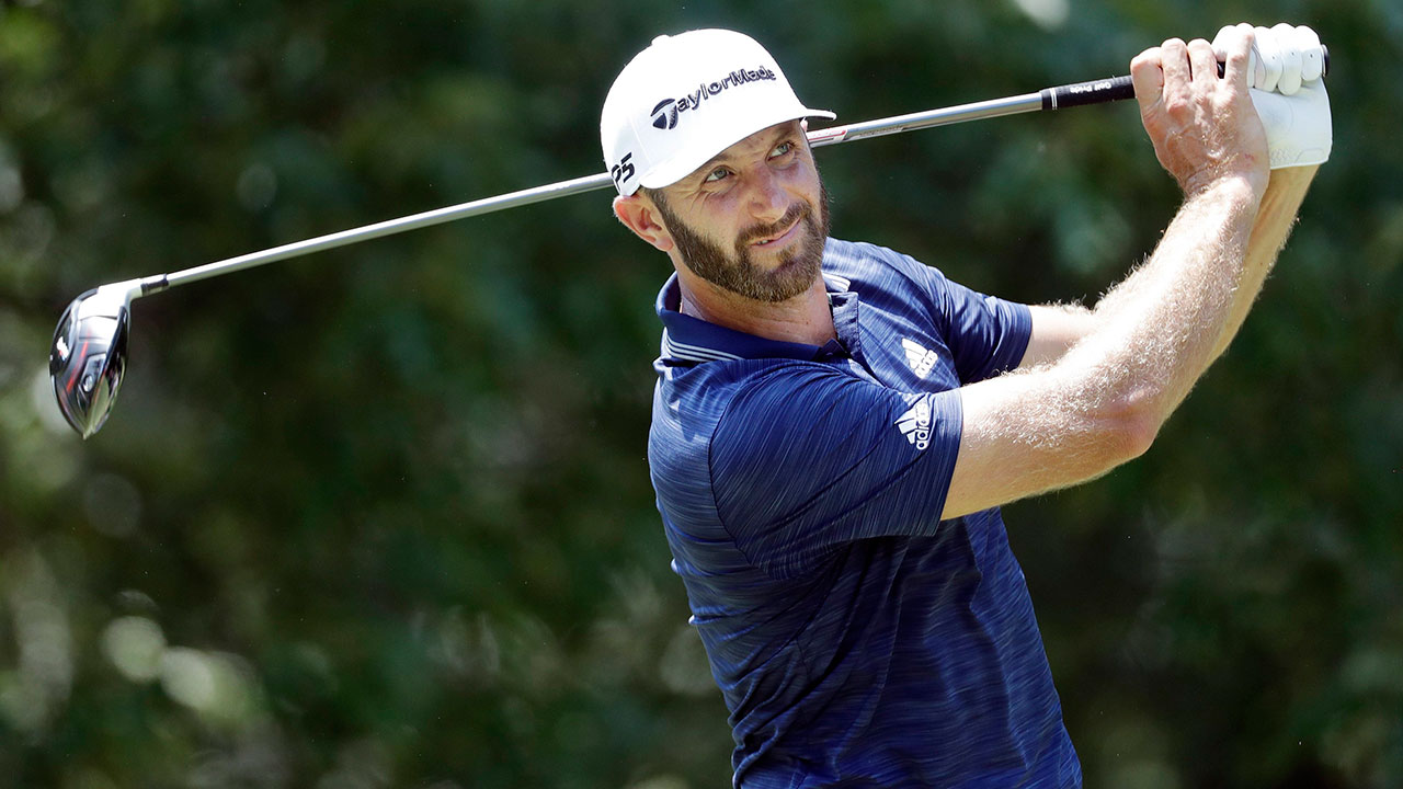 dustin_johnson_watches_his_drive