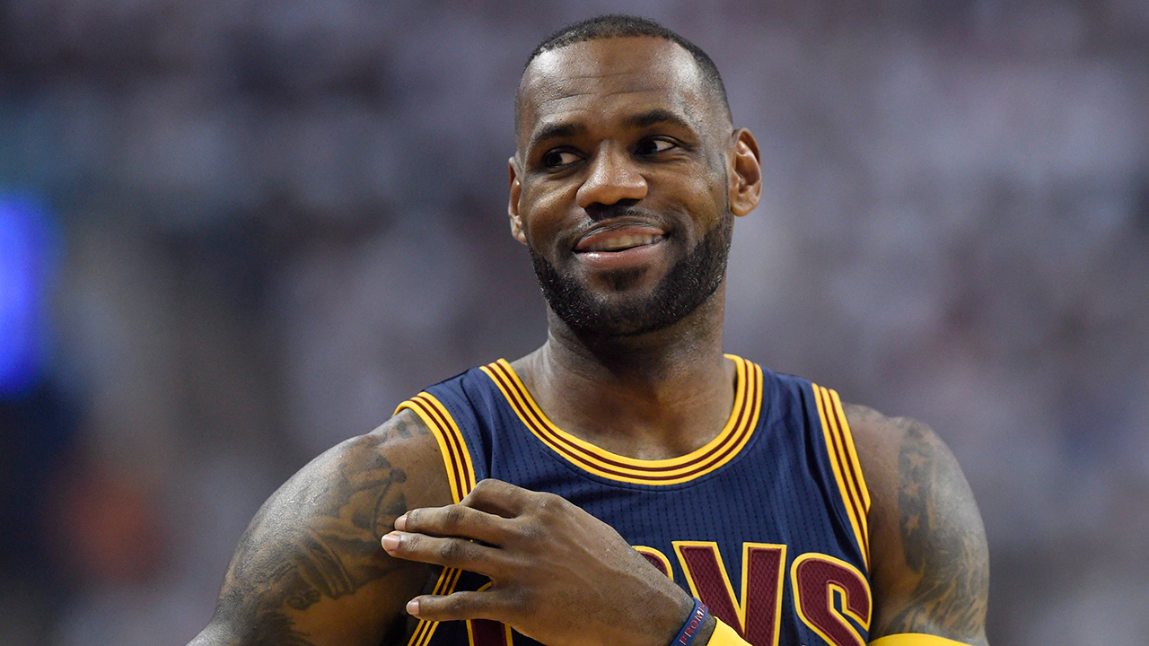 LeBron James officially signs for the LA Lakers - how Twitter