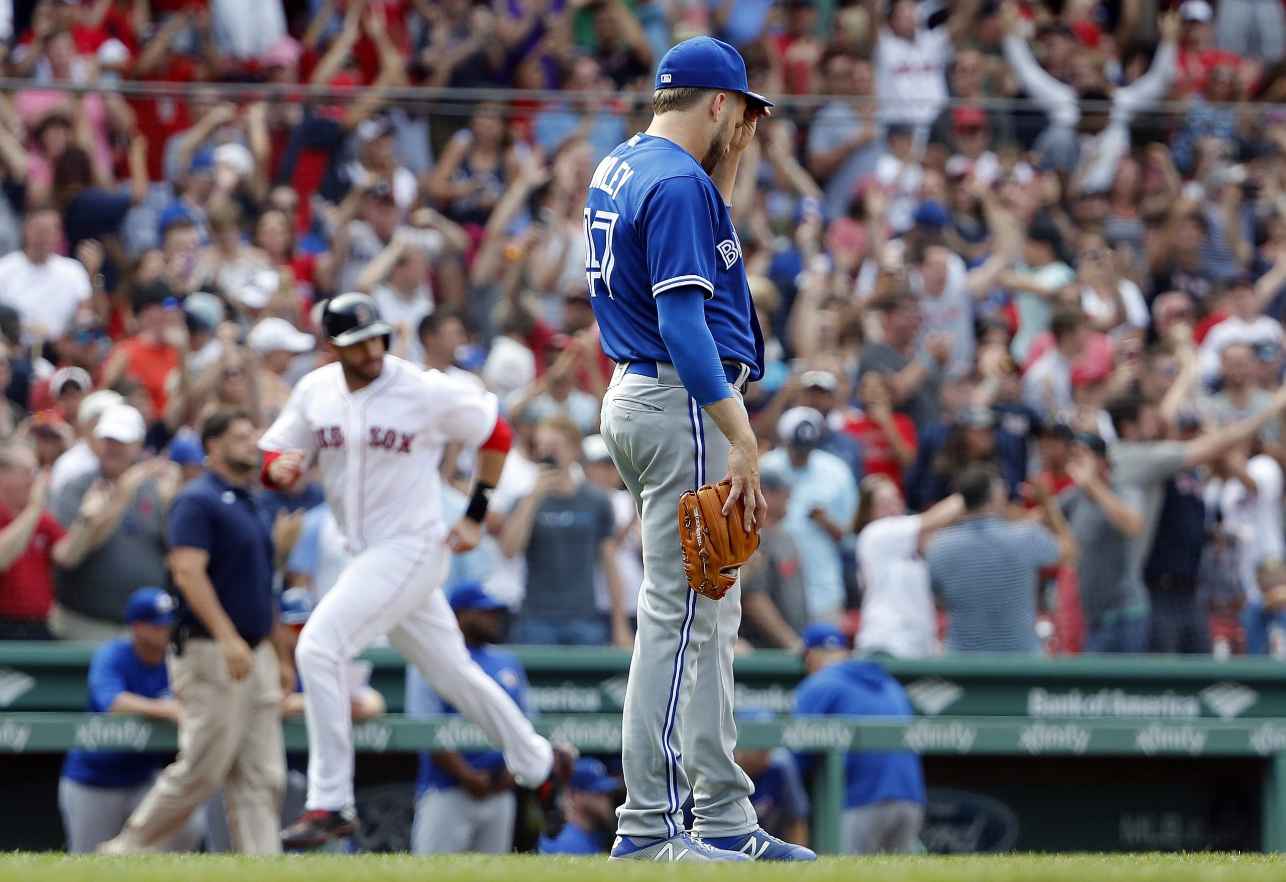 Lourdes Gurriel Jr. likely DL-bound with ankle sprain, knee contusion