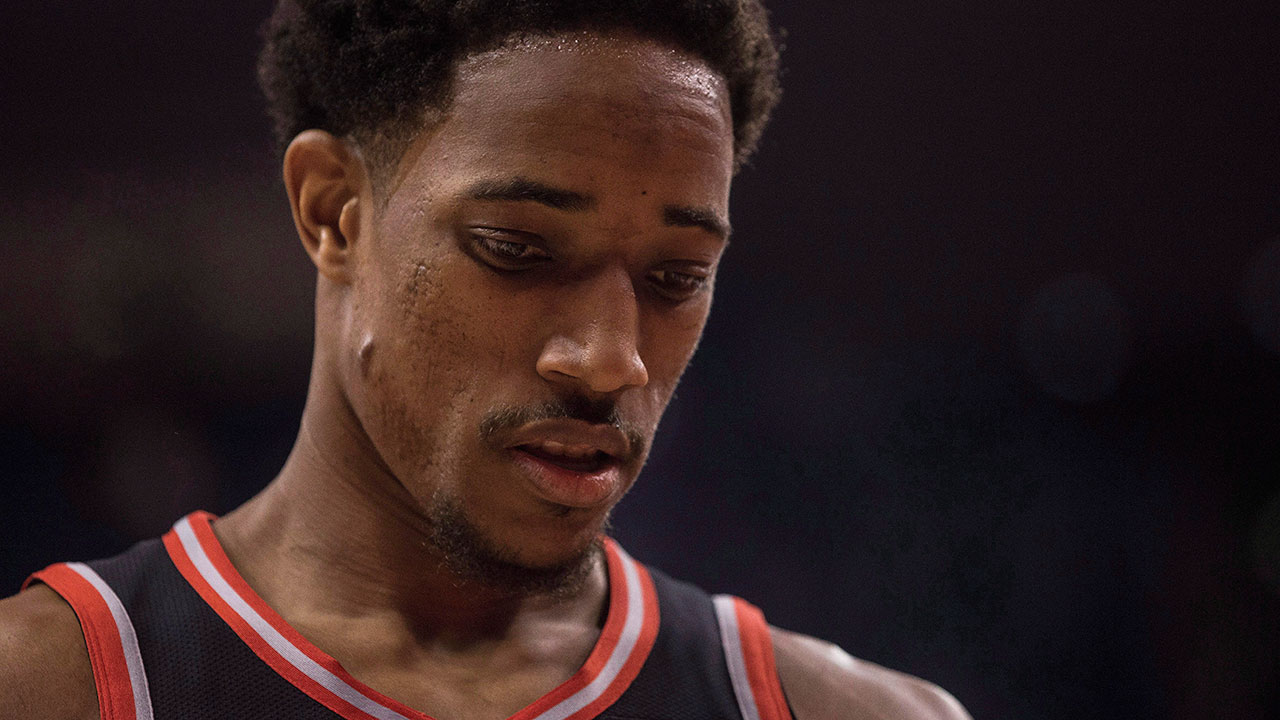 demar-derozan-stares-at-the-ground