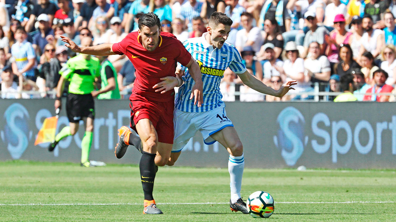 kevin-strootman-battles-for-ball-in-serie-a