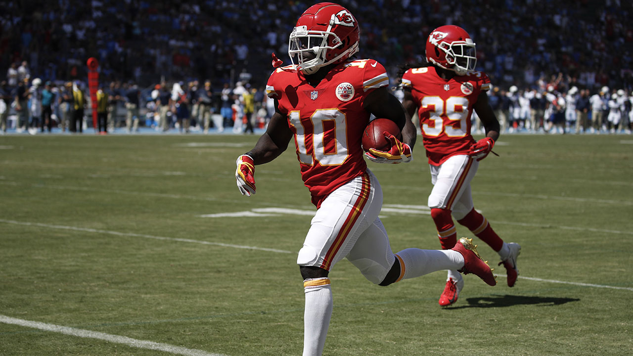 Tyreek Hill scores just before halftime on 'Sunday Night Football