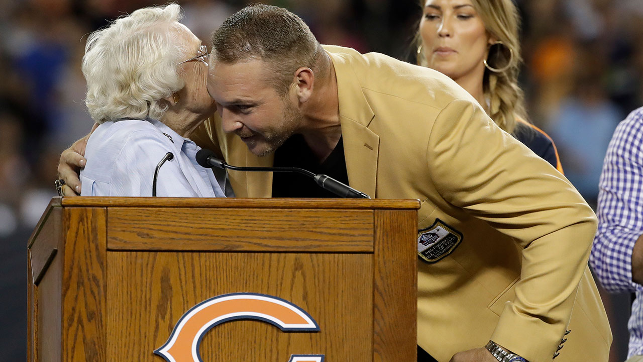 Bears honour Hall of Fame LB Brian Urlacher