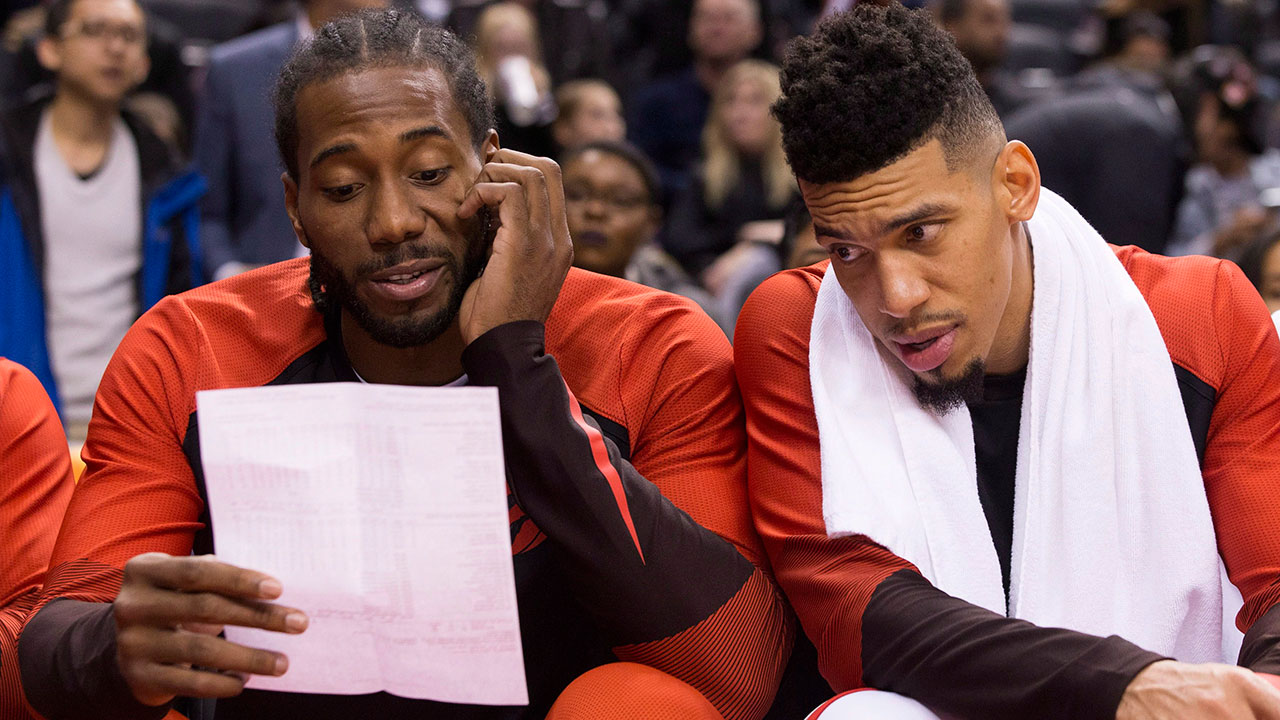 NBA-basketball-Raptors-Leonard-and-Green-look-at-statsheet