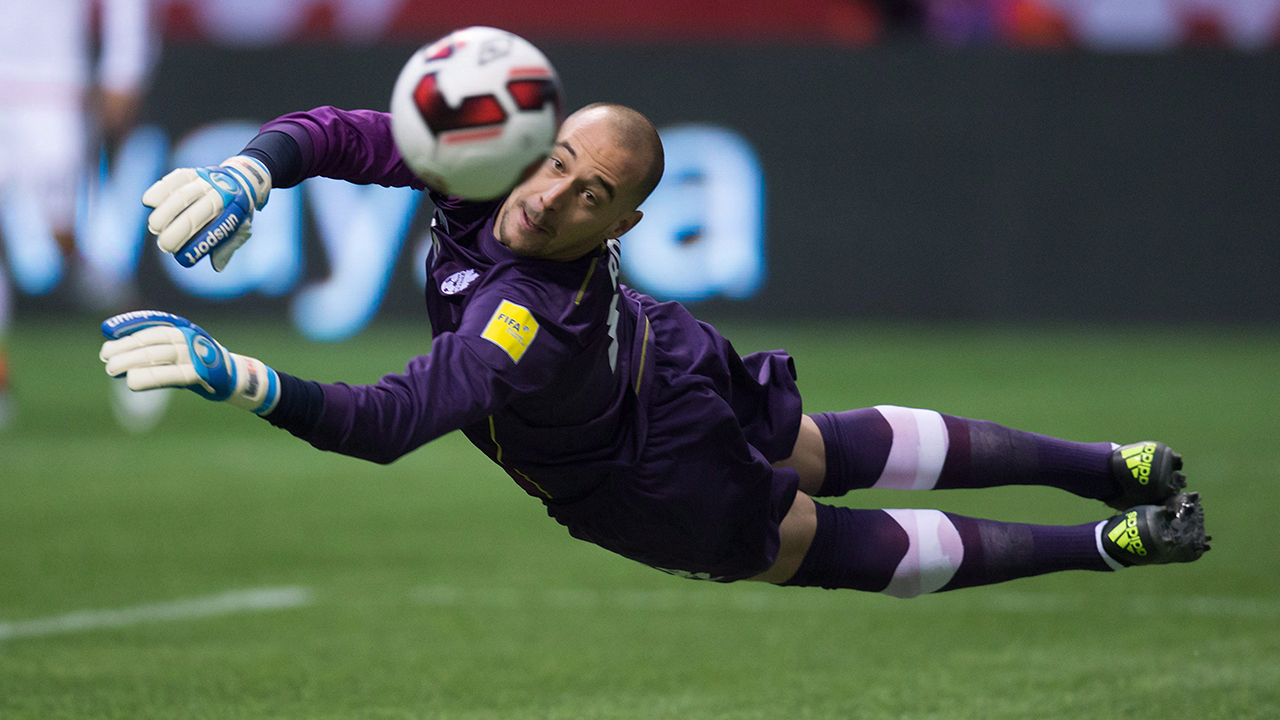 Canada goalkeeper Milan Borjan makes a save against Mexico in a FIFA World Cup qualifier in Vancouver, B.C. (Darryl Dyck/CP)