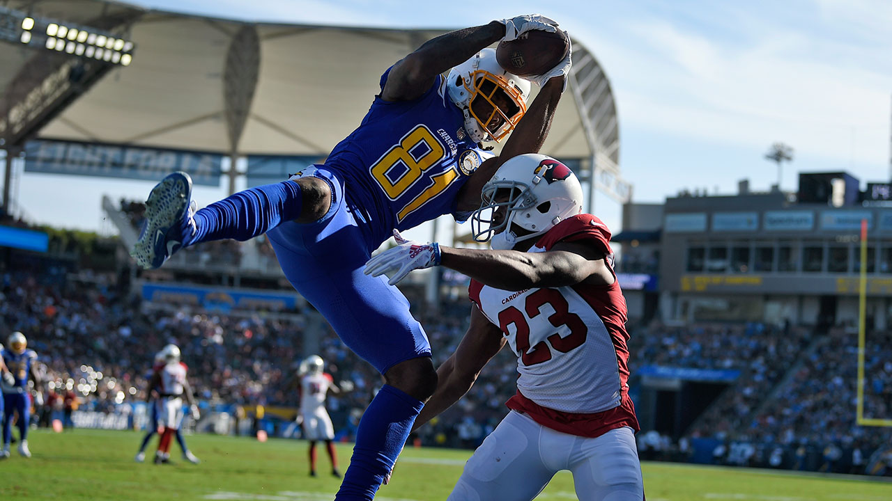 Los Angeles Chargers wide receiver Mike Williams (81) brings in a