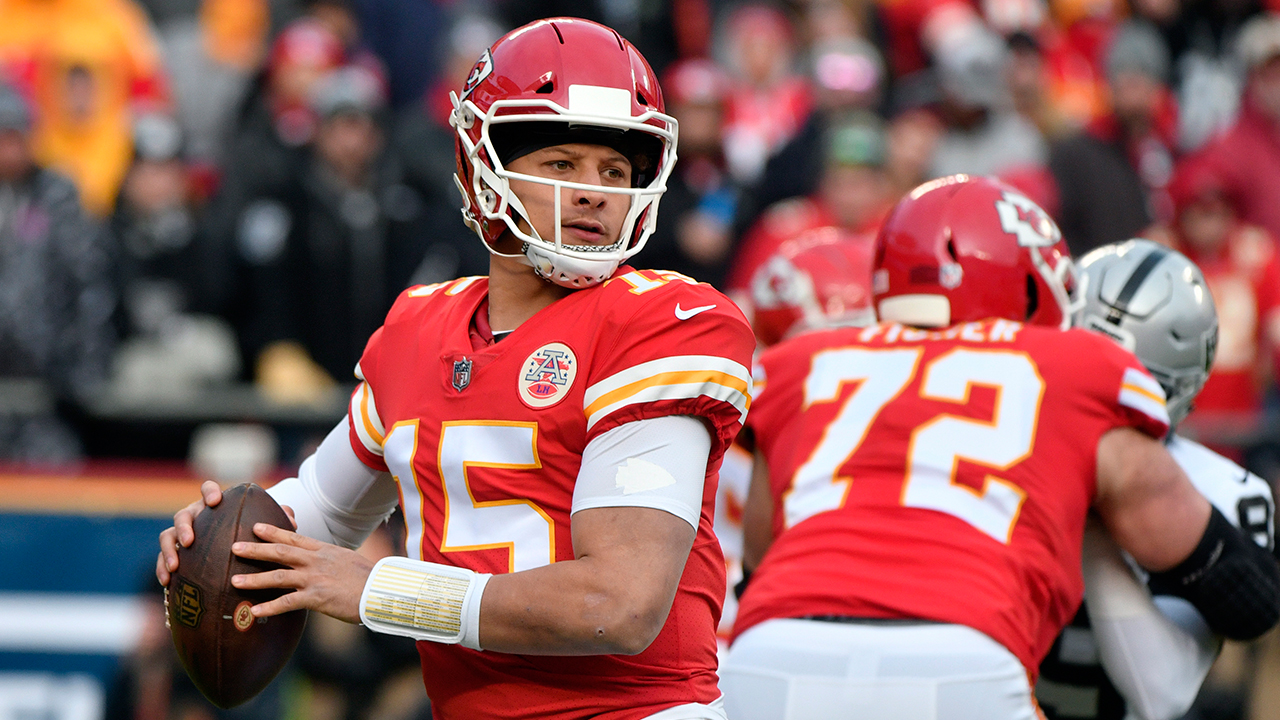 Rodgers wins MVP over Mahomes; former Chiefs QB Alex Smith named