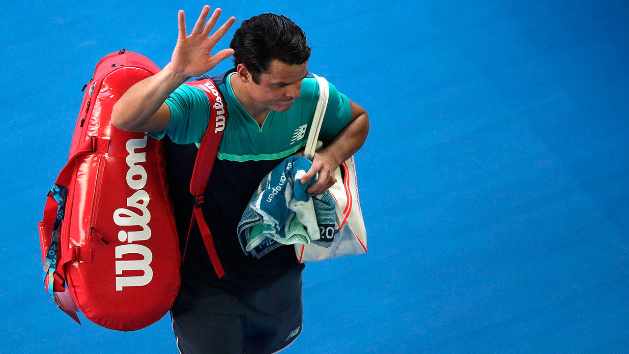 Tennis-Raonic-waves-to-fans-after-match