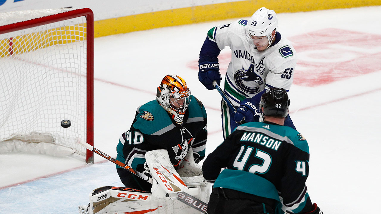 Ducks top Canucks in Murray's debut to end losing 