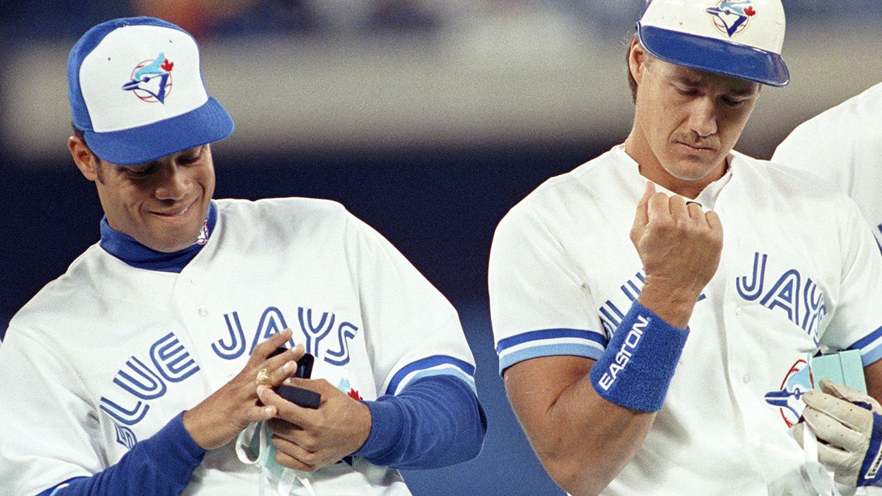 blue-jays-roberto-alomar-and-pat-borders-look-at-world-series-rings