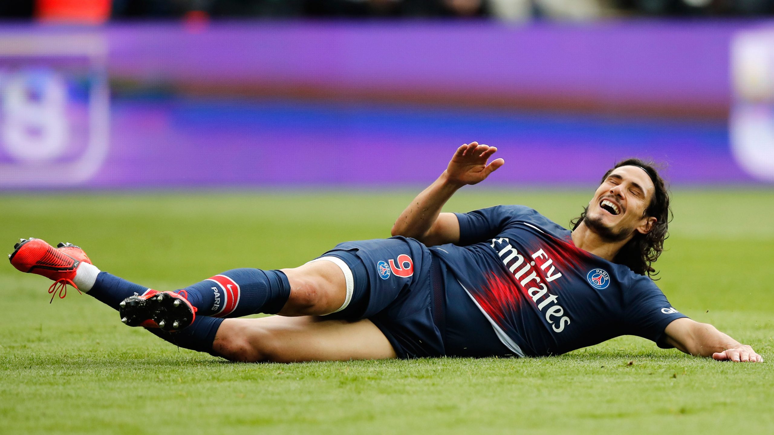 Edinson Cavani misses late penalty as PSG draws with Nice