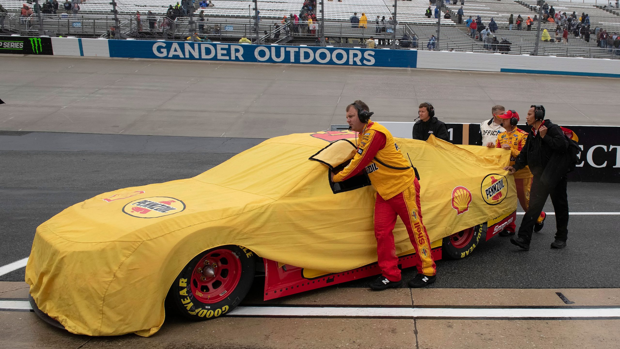 nascar-cup-series-race-at-dover-postponed-to-monday