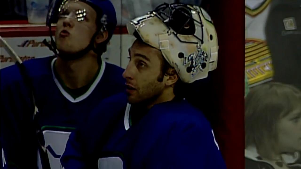 Former Canucks goalie Roberto Luongo fulfills hilarious fan mail request