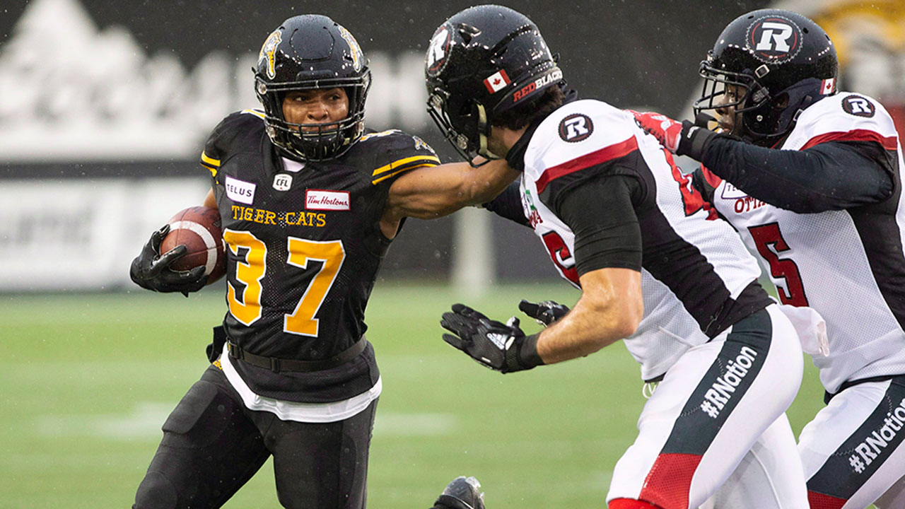 Hamilton Tiger-Cats defensive back Frankie Williams (37) defends himself against the Ottawa Redblacks. (Peter Power/CP)