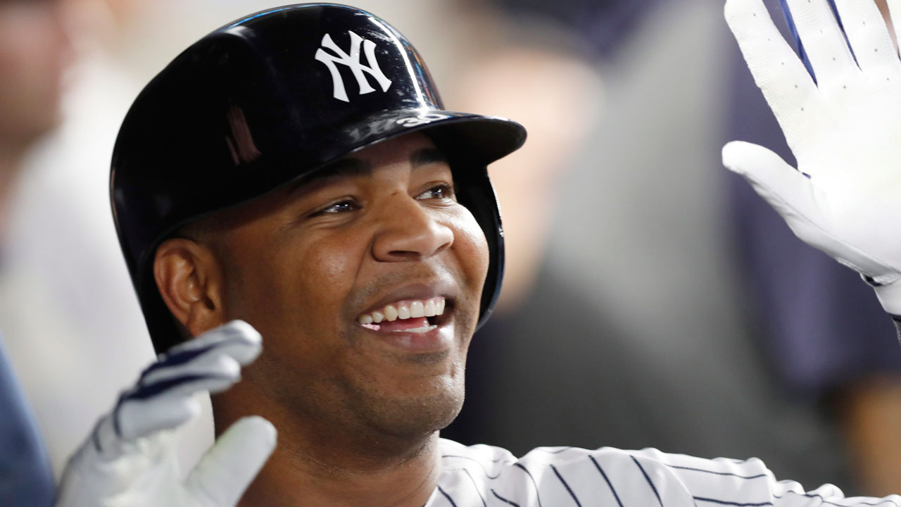 AP source: White Sox agree to one-year deal with Edwin Encarnacion