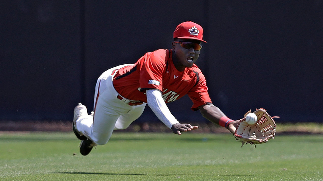 MLB-Blue-Jays-Smith-catches-ball