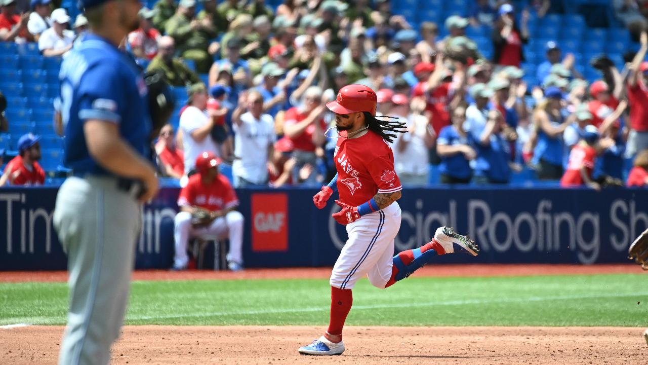 Blue Jays ride 18-hit attack on Canada Day to series win over Royals