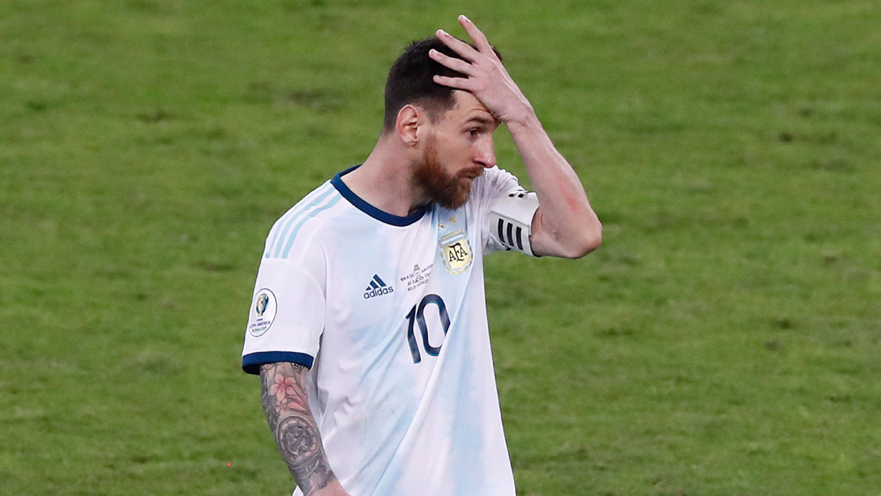 Soccer-Messi-disappointed-after-loss