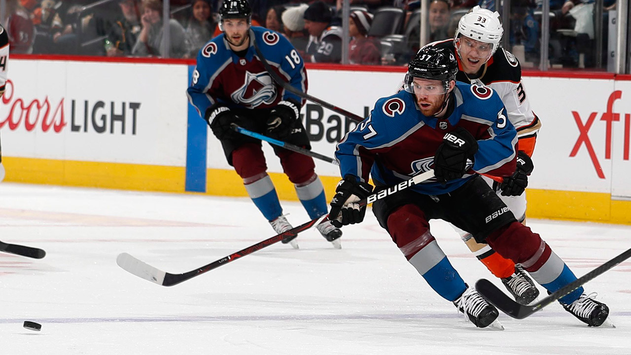  NHL - Avs avoid salary arbitration with Sakic