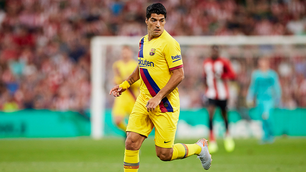 Soccer-Barcelona-Suarez-stands-during-game