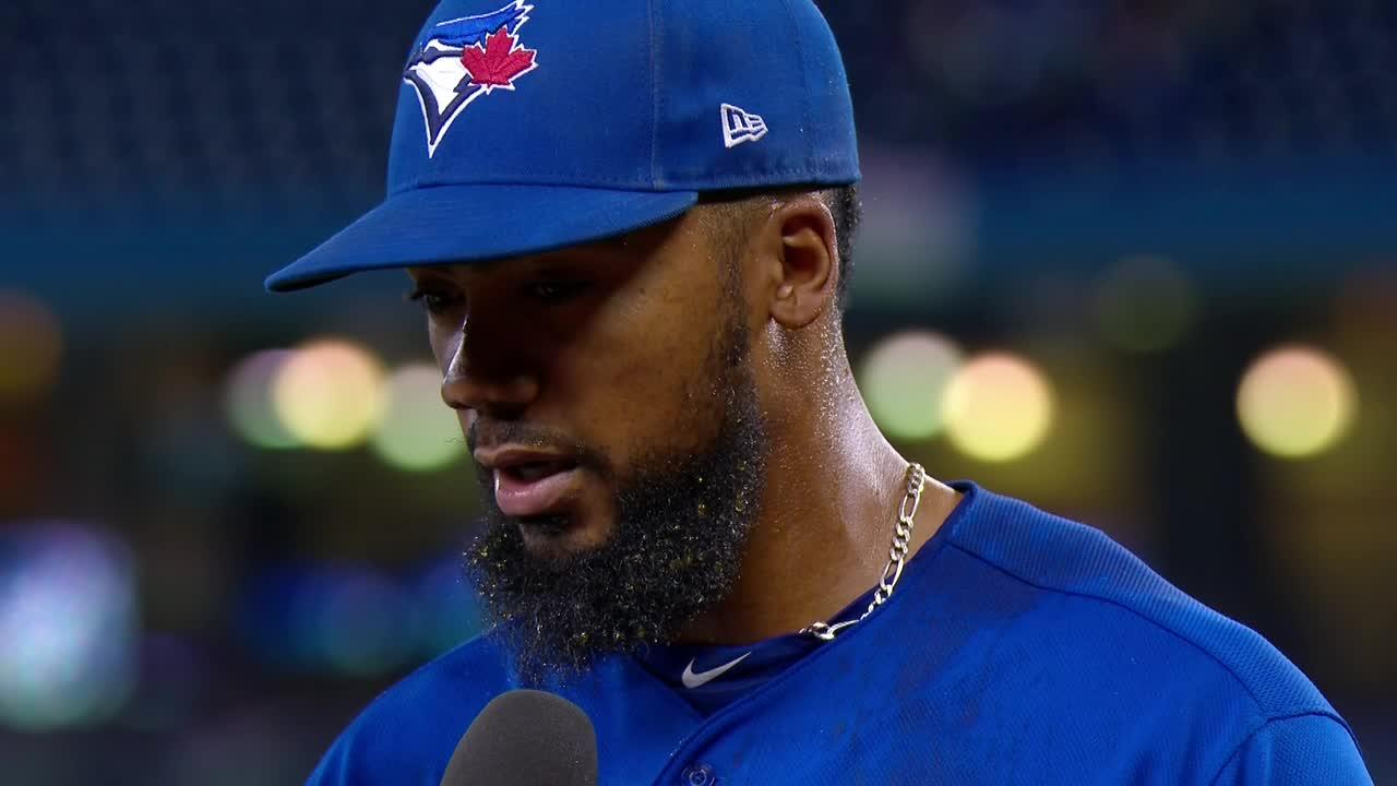 Blue Jays' Teoscar Hernández amazingly did splits to stay safe at 2nd