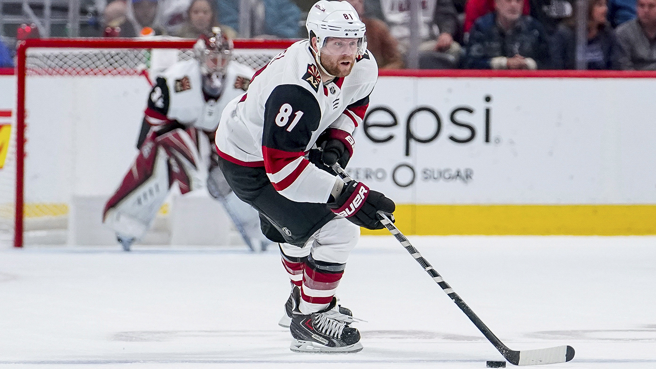 The Coyotes gave Phil Kessel a special gift for his 1000th game in