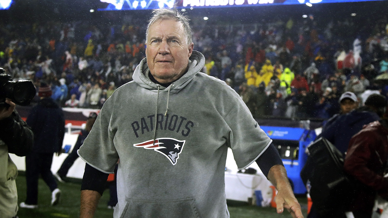 Julian Edelman shows up to practice in Bruins jersey, sparks mass