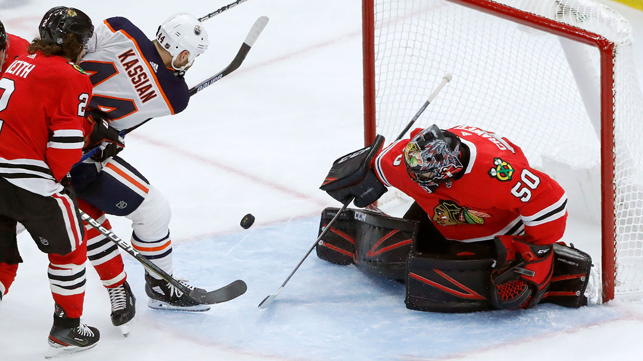 Crawford helps Blackhawks halt Oilers' five-game w