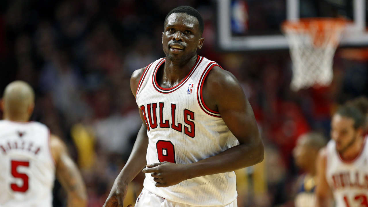 Luol Deng, Bulls try to ignore tenuous contract status