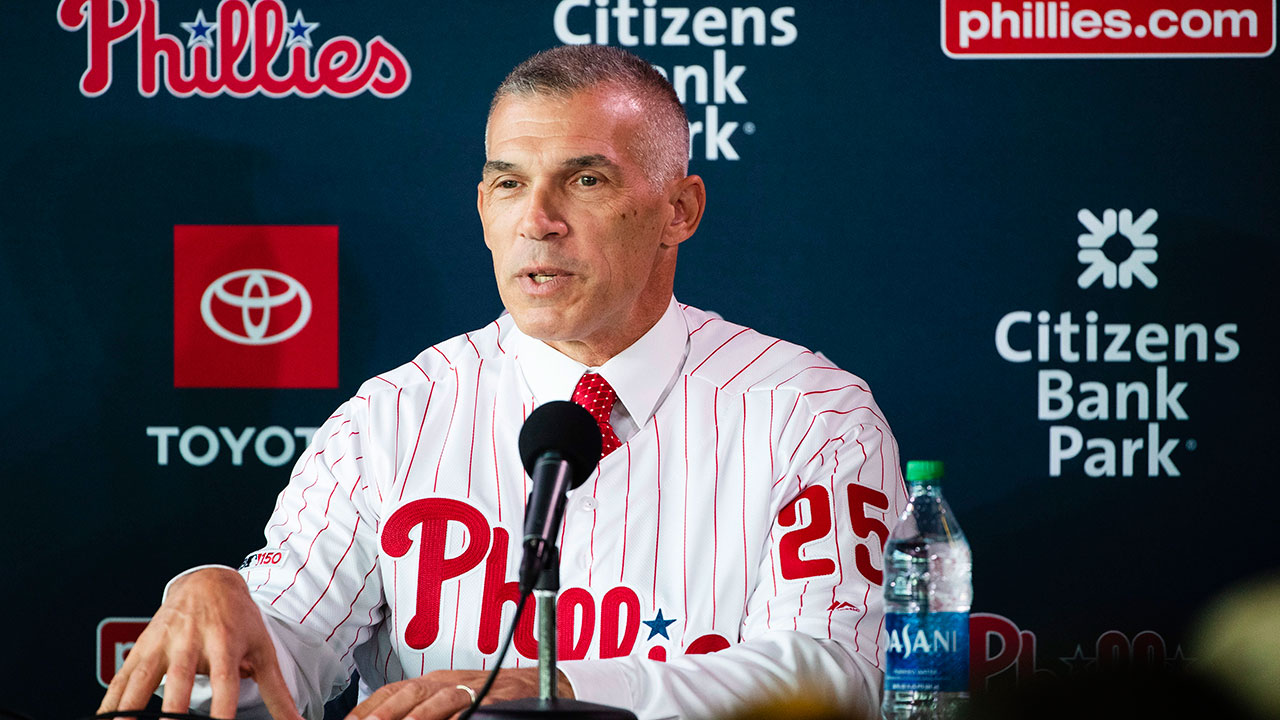 New York Yankees manager Joe Girardi (28) watches as his team does