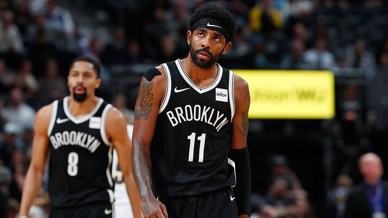 Een Celtics-fan werd gearresteerd nadat hij een fles naar Nets ‘Keri Irving had gegooid