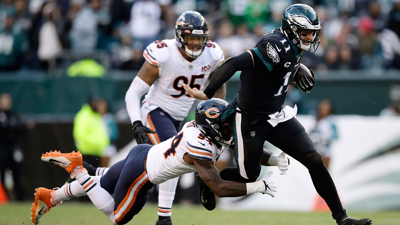 Carson Wentz, Jordan Howard lead Eagles past Bears