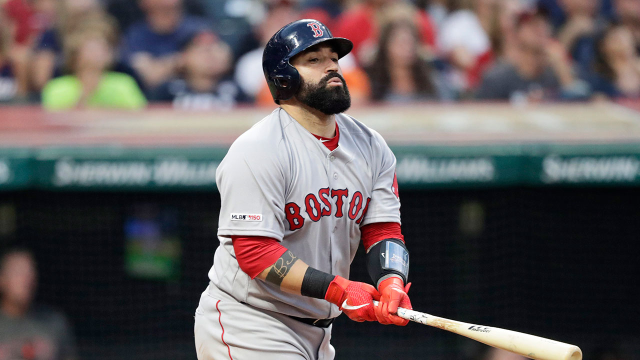 Indians acquire veteran catcher Sandy Leon from Red Sox