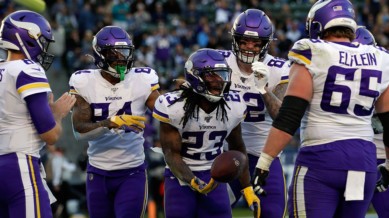 Vikings force 7 turnovers, beat Chargers 39-10 to improve to 10-4