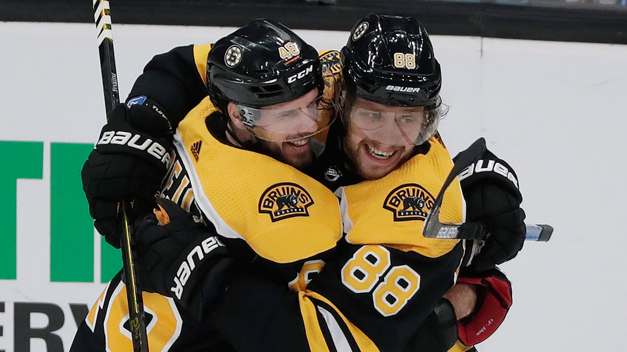 Pastrnak hat trick helps Bruins come back to edge 