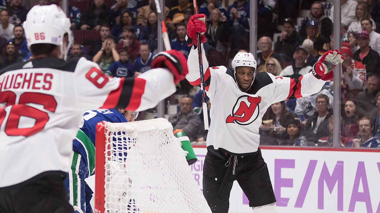 Wayne Simmonds shows off Philadelphia Flyers' Stadium Series jersey