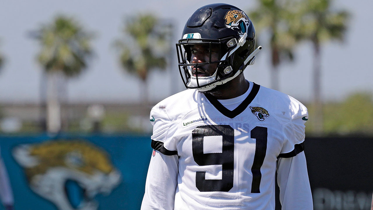 Former Maryland football star Yannick Ngakoue signs with the Las