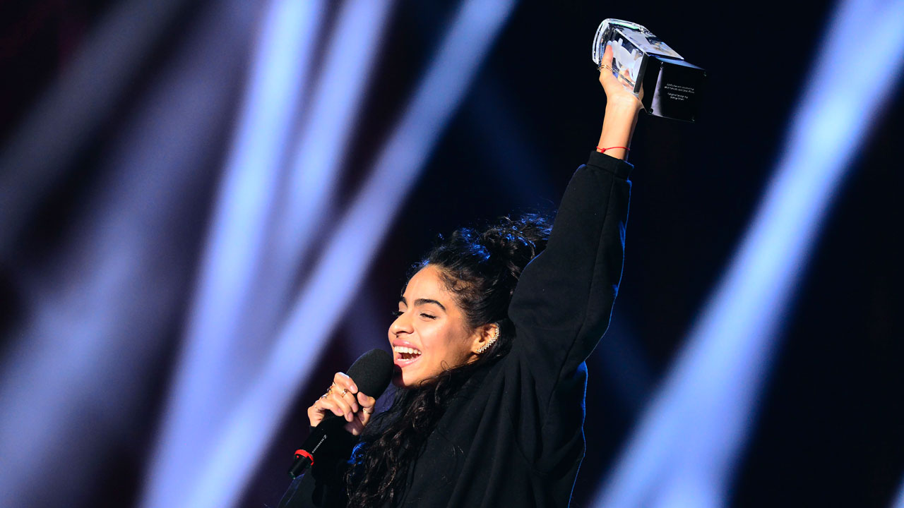 Jessie Reyez sings ‘O Canada’ and kneels on CN Tower before Raptors vs ...