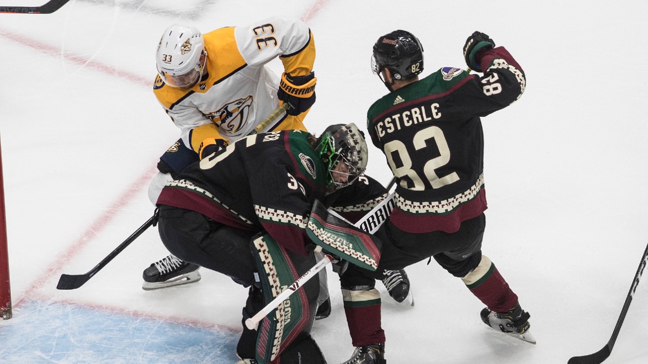 Garland, Hall each score in third as Coyotes beat 