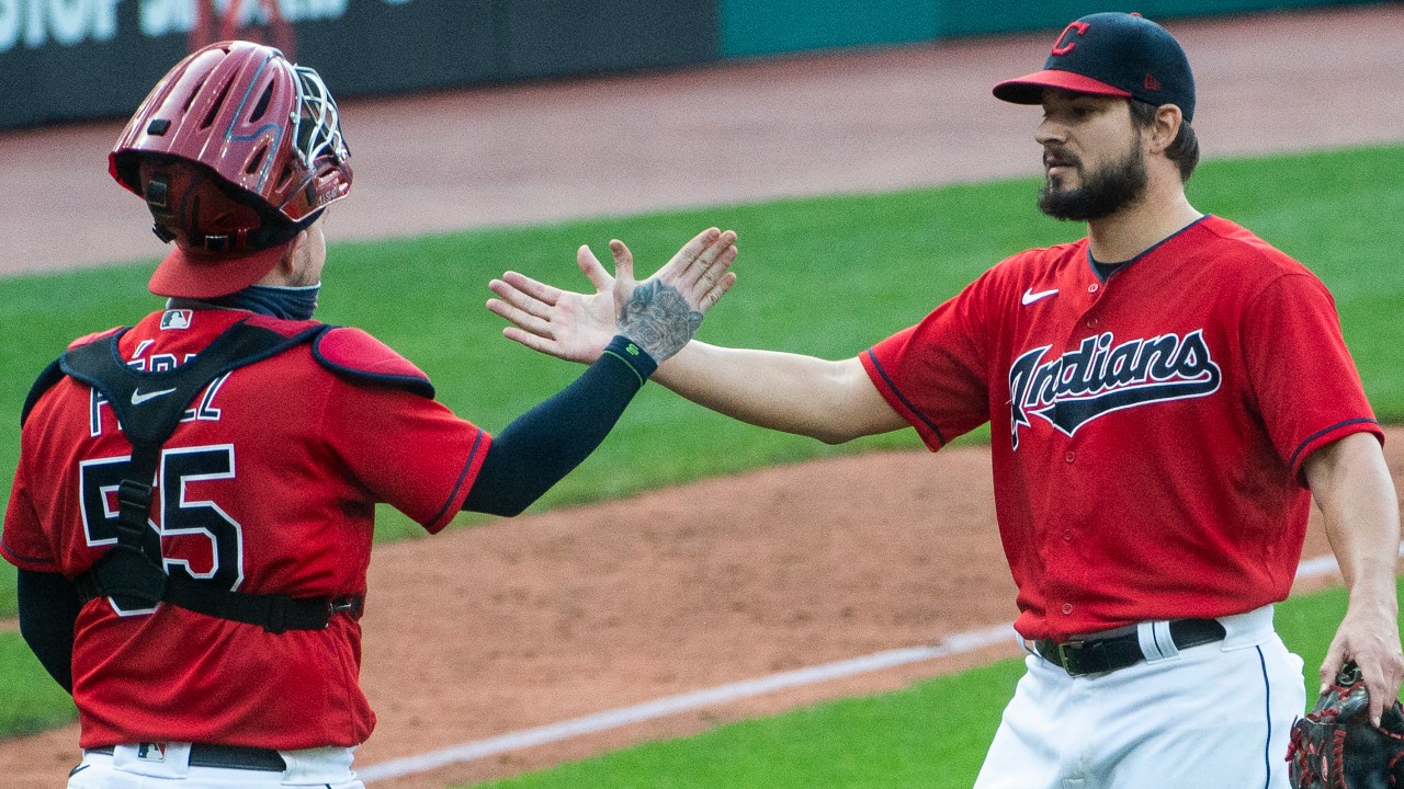 Carlos Santana receives standing ovation in first at-bat back in