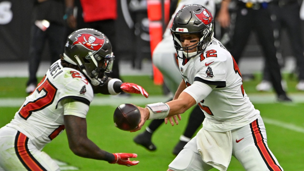 Brady throws for 2 late TDs, Buccaneers beat Saints 17-16