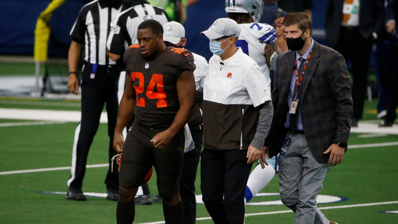 Nick Chubb carted off with knee injury