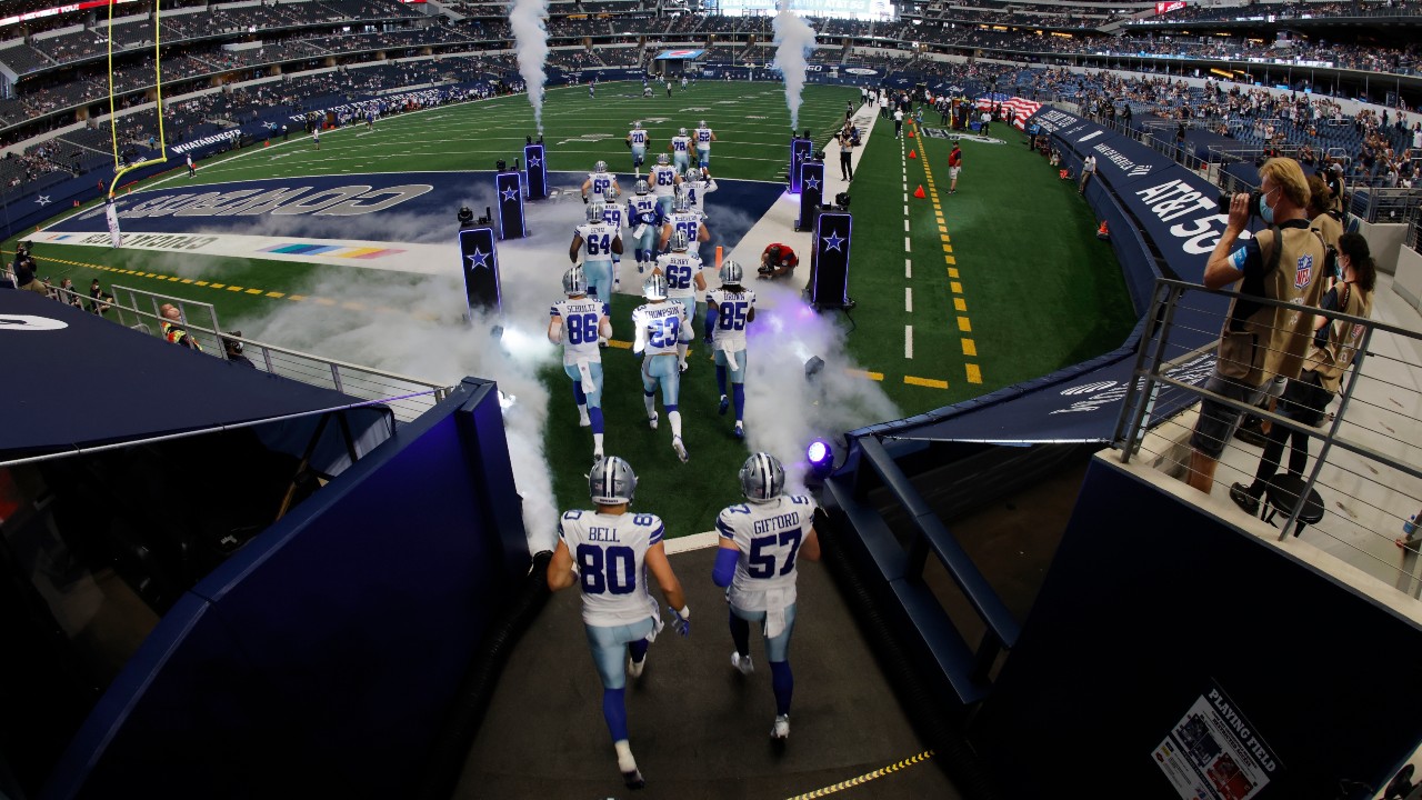 Members of U.S. World Cup squad stop by Dallas Cowboys practice